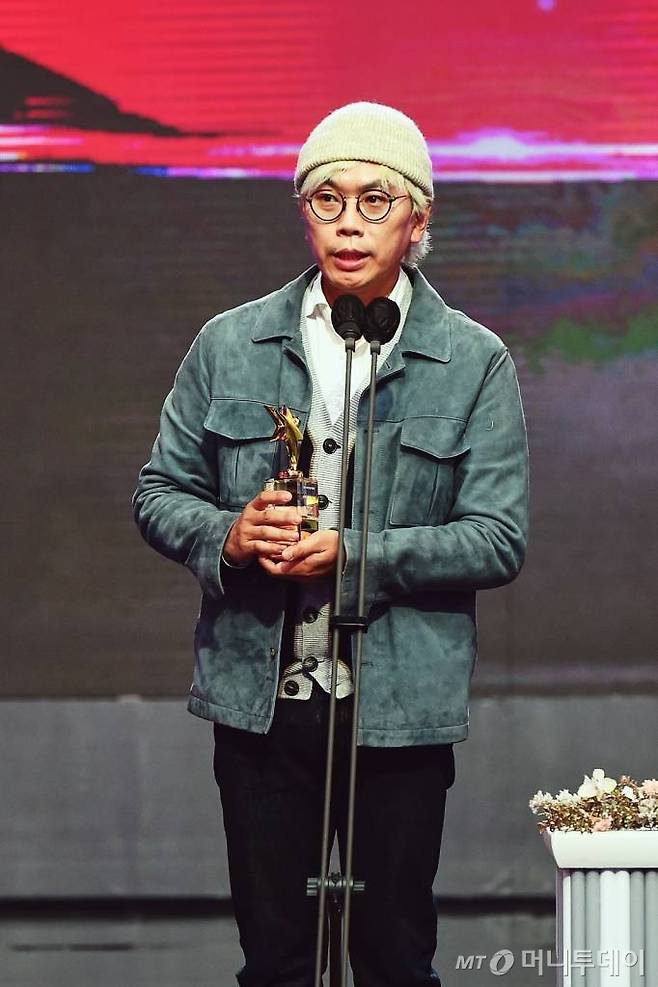 '놀면 뭐하니' 김태호 PD가 29일 오후 서울 마포구 상암 MBC에서 진행된 '2021 MBC 방송연예대상'에서 올해의 예능 프로그램상을 수상한 뒤 소감을 밝히고 있다. /사진제공=MBC 2021.12.29 /사진=이동훈 기자 photoguy@