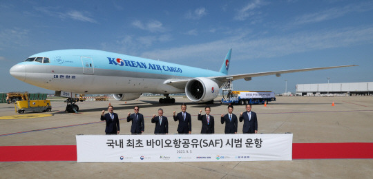 5일 인천공항 화물터미널 주기장에서 열린 바이오항공유 시범 운항 기념식에서 전형욱(왼쪽에서 세 번째) 인천국제공항공사 인프라본부장 및 참석자들이 기념 촬영 하고 있다. 인천국제공항공사 제공