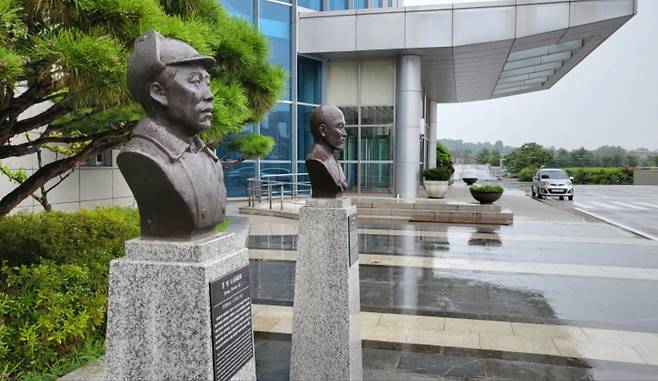 육군사관학교 내 홍범도 장군 흉상은 육사 밖으로 이전하는 것을 확정한 군 당국은 국방부 청사 앞 홍범도 장군 흉상이나 홍범도함 함명 변경을 두고는 입장을 번복하며 논란을 가중시키고 있다. 국방부 청사 앞 홍범도 장군 흉상이 비를 맞고 있다. [헤럴드DB]