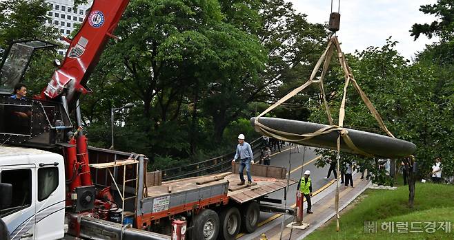 서울시가 임옥상 씨 작품을 철거하기로 밝힌 5일 서울 중구 남산 일본군 위안부 기억의 터에서 관계자들이 작품 '세상의 배꼽'을 철거해 화물차에 싣고 있다. 임세준 기자