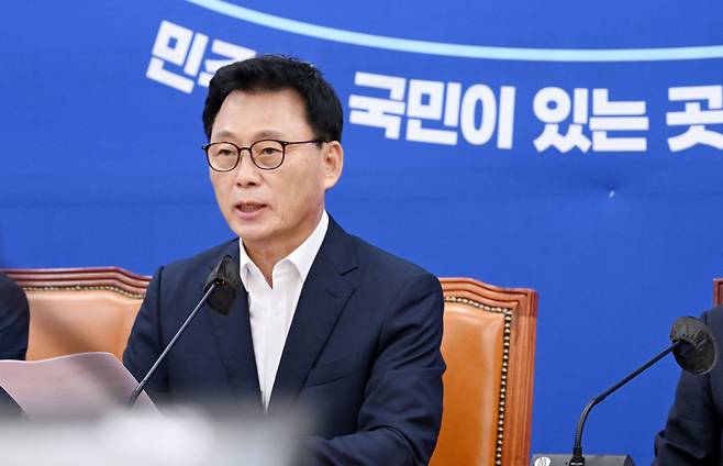 박광온 더불어민주당 원내대표가 5일 오전 서울 여의도 국회에서 열린 원내대책회의에 참석해 모두발언을 하고 있다. 이상섭 기자