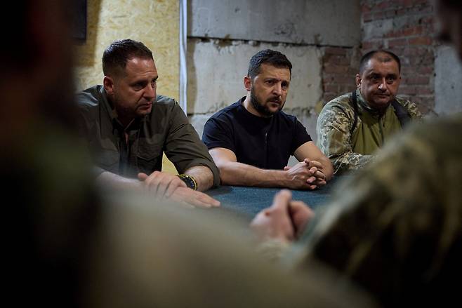 볼로디미르 젤렌스키 우크라이나 대통령(가운데)이 4일(현지시간) 동부 도네츠크 지역 최전방에서 여단 지휘관들과 회의하고 있다. 최근 영국 BBC 방송은 우크라이나가 올 6월 반격에 나선 이후 전사자가 급증했다고 보도했다. [연합]