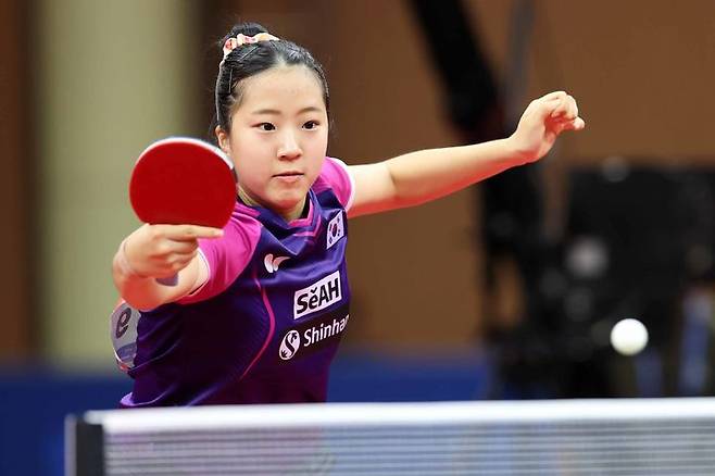 [서울=뉴시스] 고승민 기자 = 한국 여자탁구가 2023 제26회 ITTF-ATTU 평창아시아탁구선수권대회 단체전 결승에 진출했다. 대회 3일차인 5일 강원 평창돔에서 열린 단체 4강전에서 한국 여자 탁구대표팀이 홍콩을 3대 0으로 이겼다. 한국 여자 탁구대표팀은 이날 오후7시 중국을 상대로 결승전에 나선다. 사진은 이날 경기를 치르는 신유빈 모습. (사진=2023 평창아시아탁구선수권대회 조직위원회 제공) 2023.09.05. photo@newsis.com *재판매 및 DB 금지