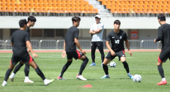 황선홍호 구슬땀 - 축구 U24 아시안게임 대표팀 황선홍 감독이 5일 경남 창원시 성산구 창원종합운동장에서 훈련을 지켜보고 있다. 2023.9.5 연합뉴스