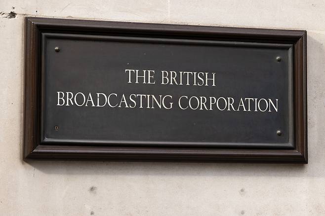 영국 BBC 본사 건물에 걸린 현판. ⓒ시사IN 신선영
