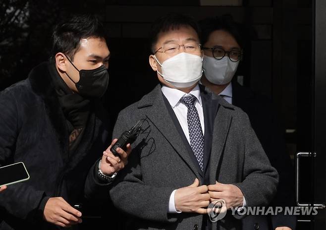 취재진 질문 듣는 김만배 (서울=연합뉴스) 한종찬 기자 = 대장동 개발 사업 민간사업자 화천대유자산관리 대주주 김만배 씨가 9일 오후 서울 서초동 중앙지검을 나서고 있다. 2023.1.9 saba@yna.co.kr