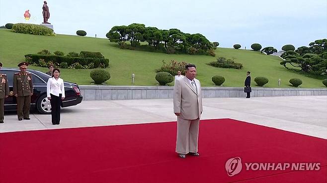 북한 김정은, 딸 주애와 해군사령부 방문 (서울=연합뉴스) 김정은 북한 국무위원장이 딸 주애와 함께 지난달 27일 북한 해군절(8.28)을 맞아 해군사령부를 방문해 장병들을 축하 격려했다고 조선중앙TV가 29일 보도했다. 김 위원장 뒤로 검정 가방을 든 경호원이 서 있다. [조선중앙TV 화면] 2023.8.29 
    [국내에서만 사용가능. 재배포 금지. For Use Only in the Republic of Korea. No Redistribution] nkphoto@yna.co.kr