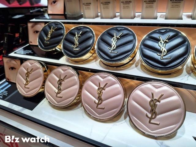 입생로랑 뷰티 매장에 쿠션 제품들이 놓여 있다./사진=김지우 기자 zuzu@