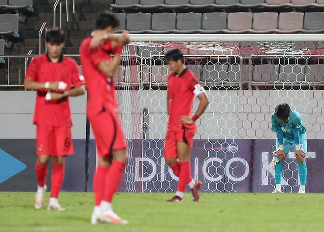 6일 열린 카타르와의 AFC U-23 B조 1차전에서 0-2로 패한 뒤 아쉬워하는 ㅎ나국 선수들 사진=연합뉴스