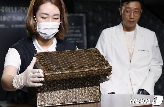 문화재청이 6일 오전 서울 종로구 효자로 국립고궁박물관에서 국외소재문화재재단을 통해 일본에서 환수한 고려 나전칠기 나전국화넝쿨무늬상자를 공개하고 있다. 2023.9.6/뉴스1 ⓒ News1 박정호 기자