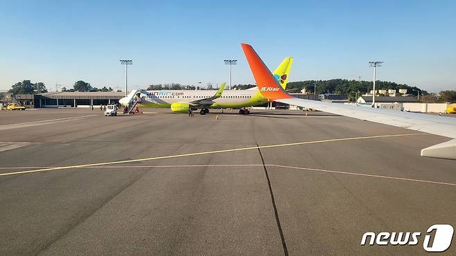군산공항이 활주로 공사가 완료됨에 따라 15일부터 군산-제주간 노선의 운항을 재개한다.2023.9.6/뉴스1