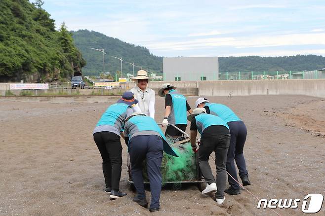 한국마사회 제주본부 렛츠플로깅 활동(한국마사회 제공)