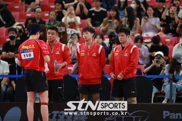 6일 오후 12시 강원도 평창돔경기장에서 열린 중국과 '제26회 국제탁구연맹(ITTF)-아시아탁구연합(ATTU) 평창아시아탁구선수권대회' 남자 단체전 준결승이 열렸다. 중국 남자 탁구대표팀. 사진(평창)┃강명호 기자