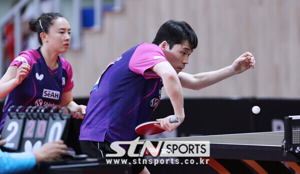 장우진-전지희 조는 6일 오후 강원도 평창돔체육관에서 열린 '제26회 국제탁구연맹(ITTF)-아시아탁구연합(ATTU) 평창아시아탁구선수권대회' 혼합복식 8강전에 출전해 대만의 린윤주-천쓰위(세계 5위) 조를 2-3(8-11 11-5 11-9 11-4 6-11)으로 져 4강 진출에 실패했다. 사진(평창)┃강명호 기자