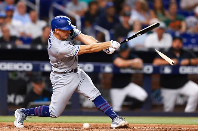 LA 다저스 오스틴 반스가 7회초 2루수 땅볼을 치고 있다. AFP연합뉴스