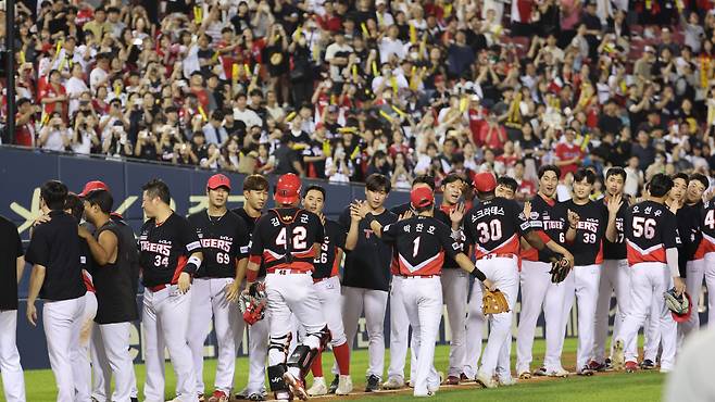 <YONHAP PHOTO-5329> 9연승 기록한 KIA     (서울=연합뉴스) 최재구 기자 = 6일 서울 잠실야구장에서 열린 프로야구 KIA-두산 경기에서 9연승에 성공한 KIA 선수들이 자축하고 있다. 2023.9.6     jjaeck9@yna.co.kr/2023-09-06 21:56:57/ <저작권자 ⓒ 1980-2023 ㈜연합뉴스. 무단 전재 재배포 금지.>