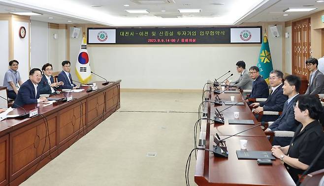 이장우 대전시장(맨 왼쪽)이 6일 오후 대전시청 중회의실에서 열린 국내 우량기업 5개 사와의 투자협약식에서 인사말을 하고 있다.