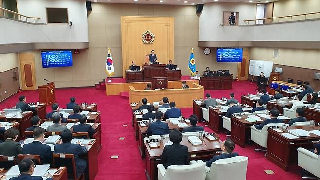 황영호 충북도의회 의장(연단 가운데)이 충북도의회 본회의를 진행하고 있다. 오윤주 기자