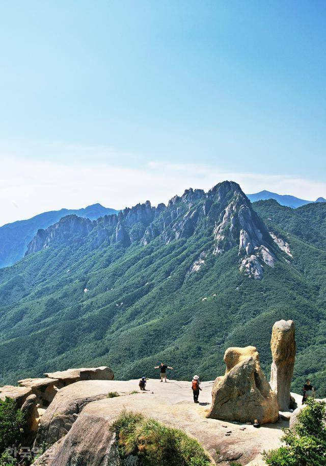 고성 화암사 뒤편 신선대는 최고의 울산바위 전망대다. 우람한 바위군상에서 유려하게 흘러내리는 산자락이 절경을 이뤄 인증사진을 찍으려는 젊은 등산객도 많이 찾고 있다.