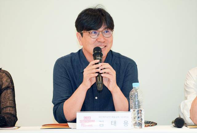 김태용 감독이 6일 서울 중구 정동에서 열린 성남페스티벌 기자간담회에서 메인 공연인 '대환영'을 소개하고 있다. 성남문화재단 제공