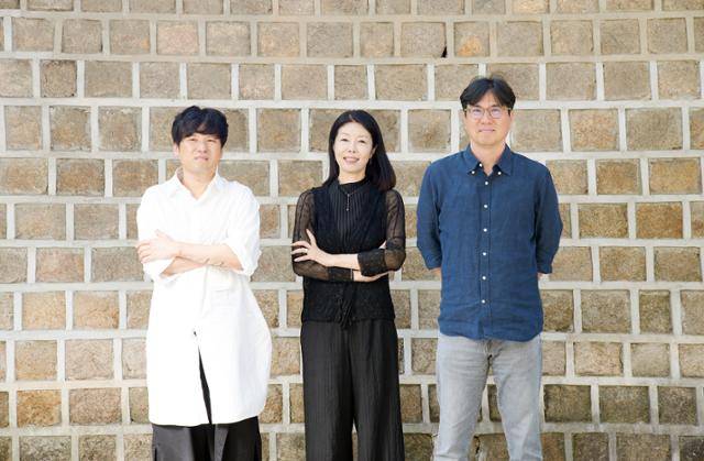 6일 성남페스티벌 기자간담회에 참석한 '대환영'의 음악감독 김성수(왼쪽부터), 서정림 성남문화재단 대표, 김태용 감독. 공연 제목의 '환영'은 관객들을 맞는 '환영'(welcome)과 물 위의 환상적인 잔상으로서의 '환영'(illusion)이라는 중의적 의미를 갖는다. 성남문화재단 제공