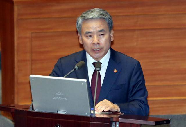 이종섭 국방부 장관이 6일 오후 서울 여의도 국회 본회의장에서 열린 외교·통일·안보 분야 대정부 질문에서 질의에 답변하고 있다. 뉴시스