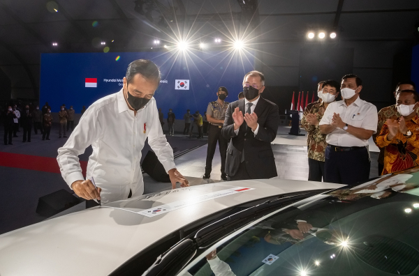 2022년 3월(현지시간) 현대차 인도네시아 공장 준공식에서 조코 위도도 인도네시아 대통령(앞줄 왼쪽 1번째)이 정의선 현대차그룹 회장(앞줄 왼쪽 2번째) 등의 박수를 받으며 전기차 '아이오닉 5'에 기념 서명하고 있다. 현대차 제공