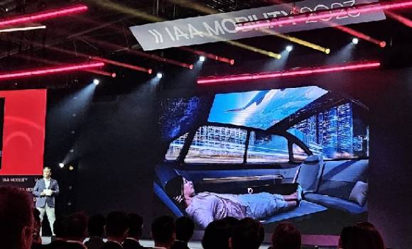 LG 프레스 컨퍼런스의 누워서 영화보는 콘셉트 발표 [사진=정구민 ]