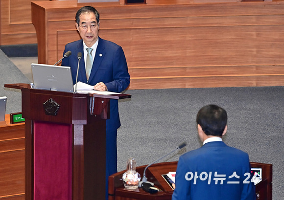 한덕수 국무총리가 6일 오후 서울 여의도 국회 본회의장에서 열린 외교·통일·안보 분야 대정부질문에서 성일종 국민의힘 의원 질의에 답하고 있다. [사진=곽영래 기자]