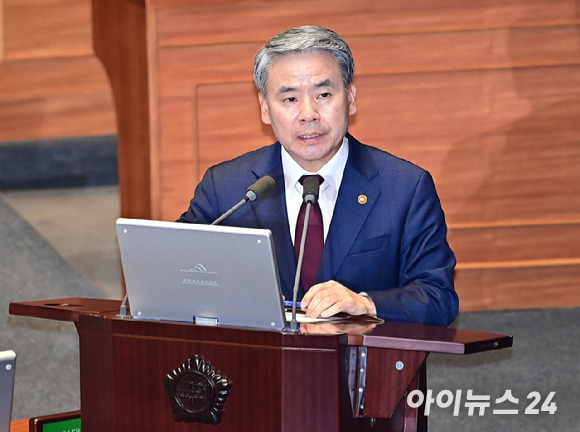 이종섭 국방부 장관이 6일 국회 본회의장에서 열린 외교·통일·안보 분야 대정부질문에서 성일종 국민의힘 의원 질의에 답하고 있다. [사진=곽영래 기자]