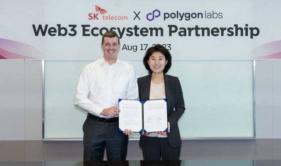 오세현 SK텔레콤 Web3 CO장(오른쪽)과 글로벌 블록체인 선도기업 폴리곤랩스의 마크 보이런 CEO가 지난달 17일 서울 을지로 소재 SK-T타워에서 Web3 생태계 협력을 위한 전략적 파트너십 업무협약을 체결하고 있다. 사진 SK텔레콤