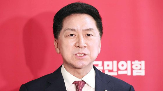 김기현 국민의힘 대표가 6일 국회에서 “서울 강서구청장 보궐선거에 후보를 내는 것이 집권 여당으로서 책임 있는 자세라고 판단했다”고 밝혔다. 연합뉴스