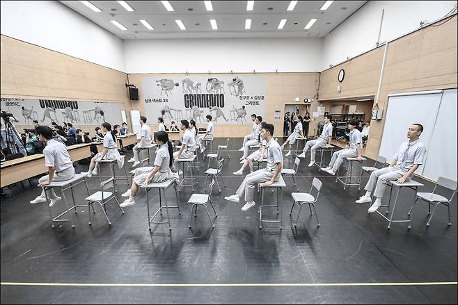 Dancers rehearse a scene from "Grimento." (Sejong Center for the Performing Arts)