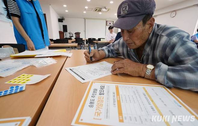 6일 인천 옹진군 자월면 승봉도 마을회관에서 한 어르신이 암검진 관련 안내를 받고 있다.