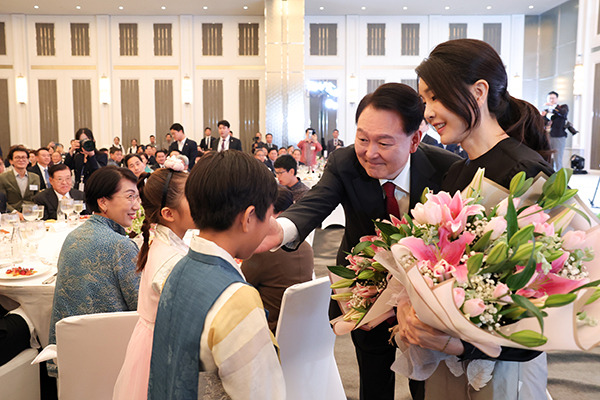 South Korean President Yoon Suk Yeol and First Lady Kim Keon Hee, who visited Indonesia to attend the Association of Southeast Asian Nations (ASEAN) summit, receive a bouquet from a ‘flower boy’ at a dinner meeting invited by Indonesian compatriots at a hotel in downtown Jakarta on Sep. 5 (local). [Photo by Yonhap]