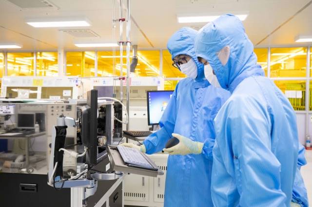 카이스트 반도체 클린룸 연구 모습.[KAIST 제공]