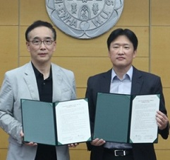 이화여대 산학협력단 이준성 단장(왼쪽), 백스다임 김성재 대표가 백신 신속 개발 관련 협약을 하고 있다. [백스다임 제공]