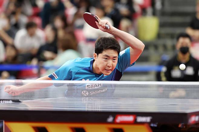 [서울=뉴시스] 최동준 기자 = 4일 강원 평창돔에서 열린 2023 ITTF-ATTU 평창 아시아탁구선수권대회 남자단체 4강전 한국 대 카자흐스탄의 경기에서 한국 임종훈이 공격을 시도하고 있다. 한국은 카자흐스탄을 3:0으로 꺾고 4강에 진출했다. (사진=평창아시아탁구선수권대회조직위 제공) 2023.09.04. photo@newsis.com *재판매 및 DB 금지