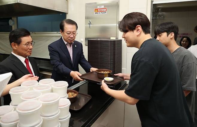 [괴산=뉴시스] 강신욱 기자 = 송인헌(왼쪽 두 번째) 충북 괴산군수가 6일 중원대학교 올해 2학기 '천원의 아침밥' 개시 행사에서 학생들에게 배식하고 있다. (사진=괴산군 제공) 2023.09.06. photo@newsis.com *재판매 및 DB 금지