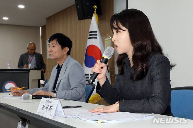 [세종=뉴시스] 강종민 기자 = 2024학년도 대학수학능력시험을 앞두고 마지막 모의평가가 실시된 6일 세종시 정부세종청사 교육부에서 EBS 현장 교사단이 국어 영역에 대한 교육과정 내 출제 여부와 변별력 등을 설명하고 있다. 2023.09.06. ppkjm@newsis.com