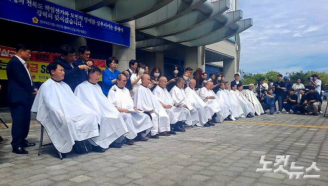 지난 5일 전북도의회 앞에서 새만금 예산 삭감에 항의하는 도의원 14명의 삭발식이 열렸다. 김용완 기자