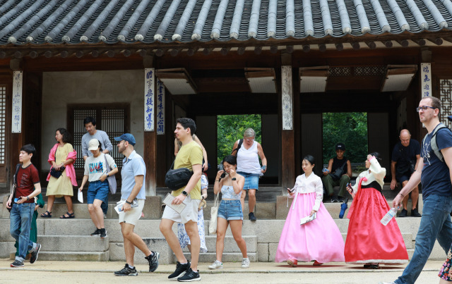 ▲6일 통계청 통계개발원이 발표한 자료를 보면 한국 거주 외국인의 19.7%가 지난 1년 내에 차별을 경험한 것으로 나타났다. 지난 3일 서울 종로구 창덕궁 후원을 찾은 외국인 관광객들이 연경당 일대를 관람하고 있다. ⓒ연합뉴스