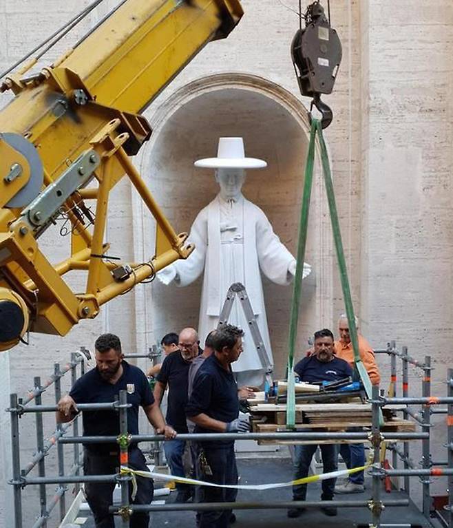 한국인 최초 가톨릭 사제 성 김대건 안드레아 신부의 조각상이 5일(현지시간) 바티칸 성베드로 대성당에 세워지고 있다. 한국천주교주교회의 제공