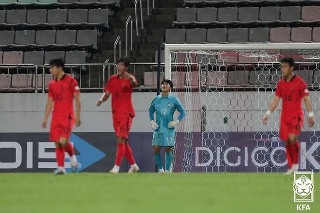 올림픽축구대표팀 선수들이 6일 창원축구센터에서 열린 2023 23세 이하(U-23) 아시안컵 예선 B조 1차전에서 카타르에 실점한 뒤 실망하고 있다. 대한축구협회 제공