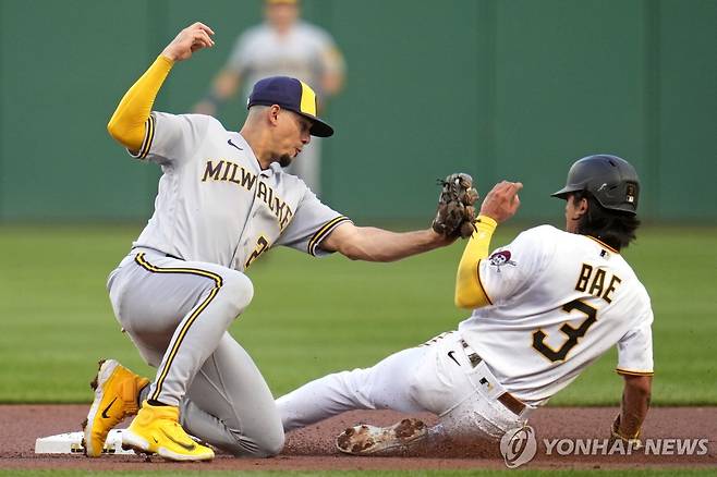 도루 시도하는 배지환(오른쪽) [AP=연합뉴스]