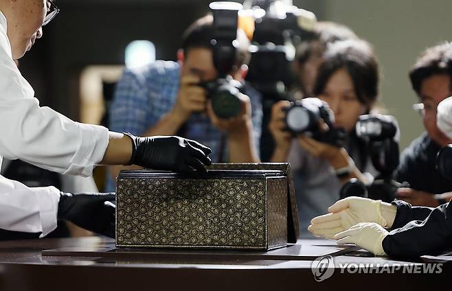 나전국화넝쿨무늬상자 공개 (서울=연합뉴스) 박동주 기자 = 6일 오전 서울 종로구 국립고궁박물관에서 열린 '나전국화넝쿨무늬상자 환수 언론공개회'에서 공개된 나전국화넝쿨무늬상자. 2023.9.6 pdj6635@yna.co.kr