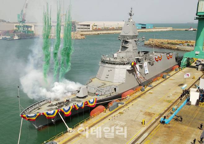 지난 4월 HD현대중공업 울산조선소에서 울산급 Batch-Ⅲ 1번함 충남함 진수식이 열리고 있다. (사진=방위사업청)