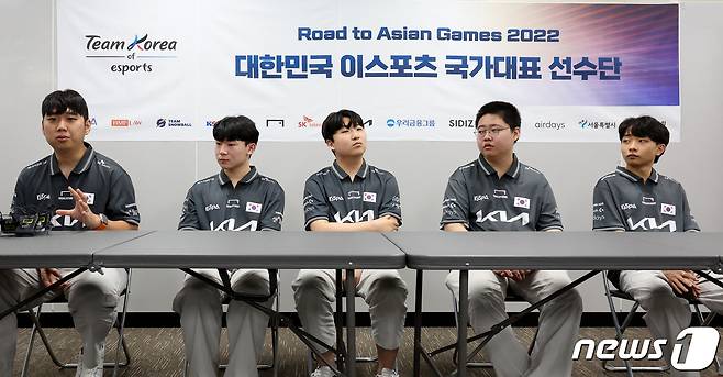 7일 오후 서울 마포구 에스플렉스센터에서 열린 항저우 아시안게임 'FIFA 온라인4' 국가대표 미디어데이에서 선수단이 기자회견을 하고 있다. e스포츠는 이번 항저우 아시안게임에서 첫 정식 종목으로 채택됐다. e스포츠 피파 온라인 부문은 오는 24일 진행된다. 왼쪽부터 신보석 지도자, 박기영 선수, 곽준혁 선수, 박찬화 전력분석관, 박기홍 전력분석관. 2023.9.7/뉴스1 ⓒ News1 장수영 기자