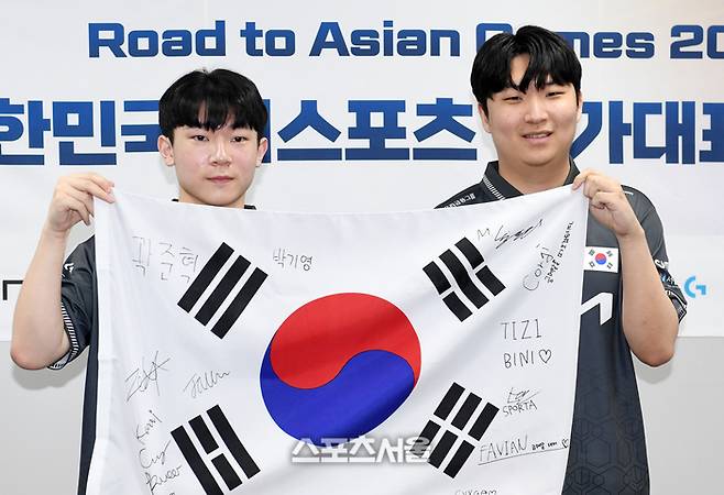 이스포츠 국가대표 박기영(왼쪽)과 곽준혁이 7일 서울 마포구 상암동 에스플렉스센터에서 진행된 항저우 아시안게임 피파 온라인4 미디어데이 행사에서 취재진을 향해 포즈를 취하고 있다. 박진업기자 upandup@sportsseoul.com