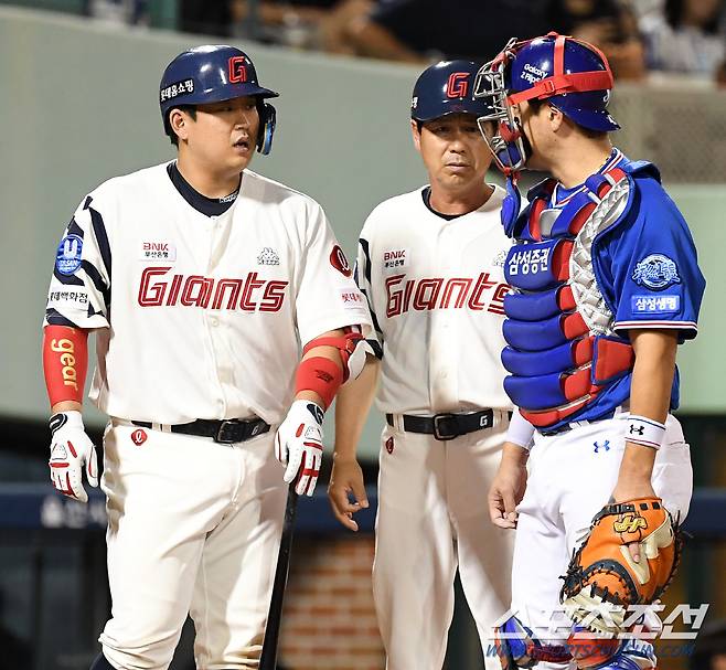 삼성 선발 와이드너가 던진 볼에 맞은 롯데 유강남을 걱정하는 포수 강민호 '강남아 괜찮아?'